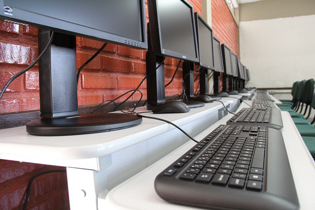 Secretaria de Educação utiliza sistema para monitorar os laboratórios de informática das escolas estaduais. Crédito: Hudson Menezes ACS/SEE